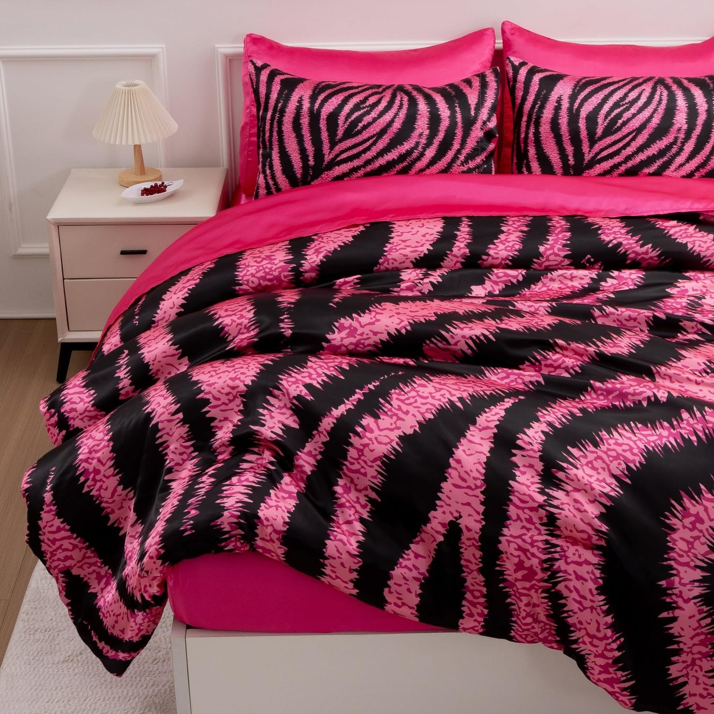 A Nice Night Leopard Printed，Satin Silky Soft Quilt Sexy Luxury Super Soft Microfiber Comforter Quilt Bedding Comforter Set Full/Queen, Light Weighted (Pink, Queen(88-by-88-inches))